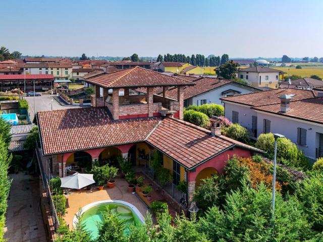 Case e ville in vendita di 370 m² in Via Don Tranquillo Manera, 37