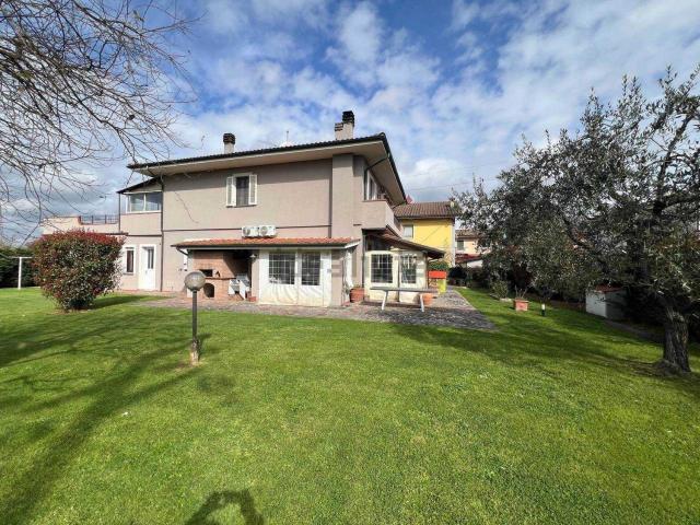 Case e ville in vendita di 370 m² in Via del Sesto, 5