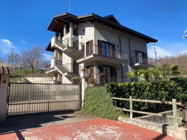 Case e ville in vendita di 370 m² in Via delle Vigne, 9