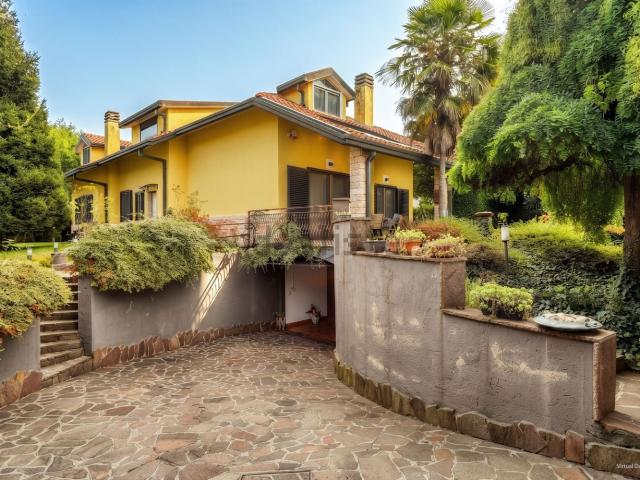 Case e ville in vendita di 370 m² in Via F. Montesi