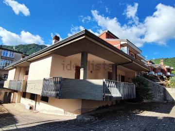 Case e ville in vendita di 370 m² in Via Francesco Scandone, 5