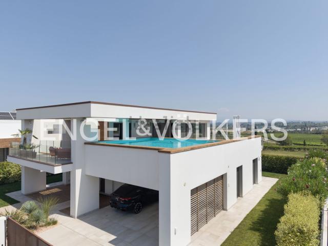 Case e ville in vendita di 370 m² in Via Oscar Righetti