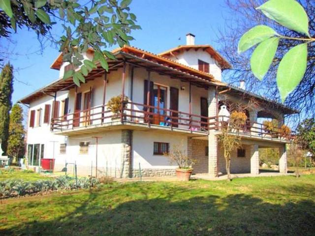 Case e ville in vendita di 370 m² in Via Lago Trasimeno