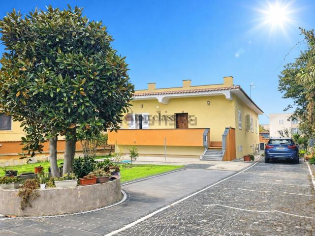 Case e ville in vendita di 370 m² in Via Licola Cuma