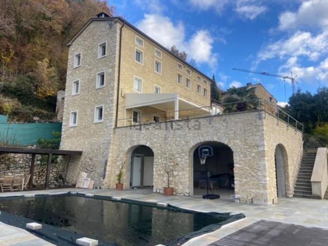 Case e ville in vendita di 370 m² in Via Lusiana