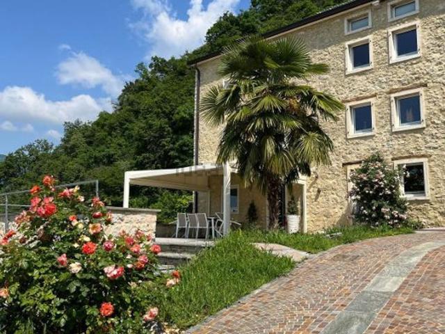 Case e ville in vendita di 370 m² in Via Lusiana