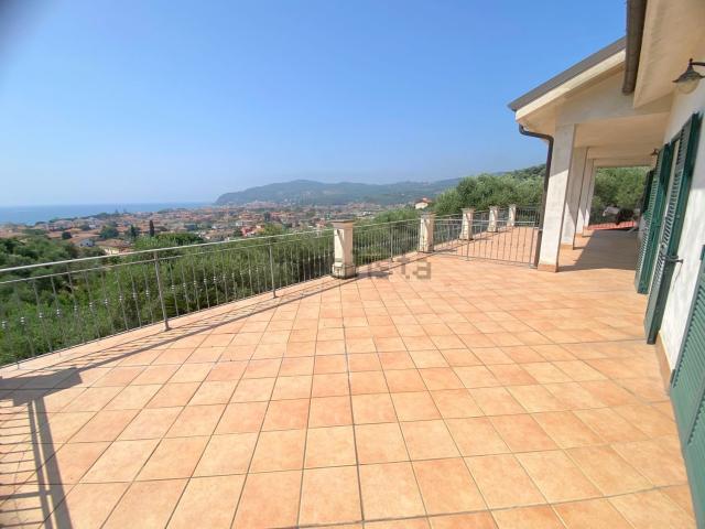 Case e ville in vendita di 370 m² in Via Monade, 49