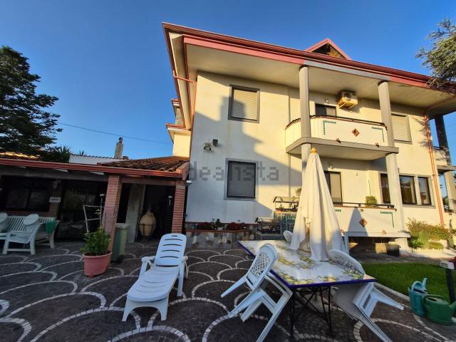 Case e ville in vendita di 370 m² in Via Mare Mediterraneo, 108