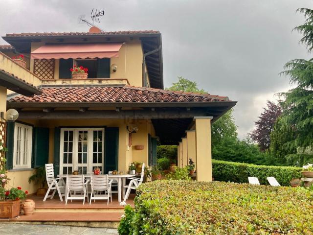 Case e ville in vendita di 370 m² in Via Maria Cristina