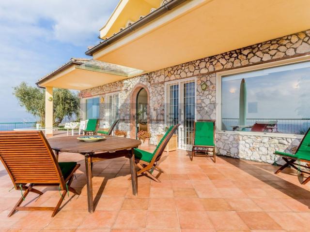 Case e ville in vendita di 370 m² in Via San Michele
