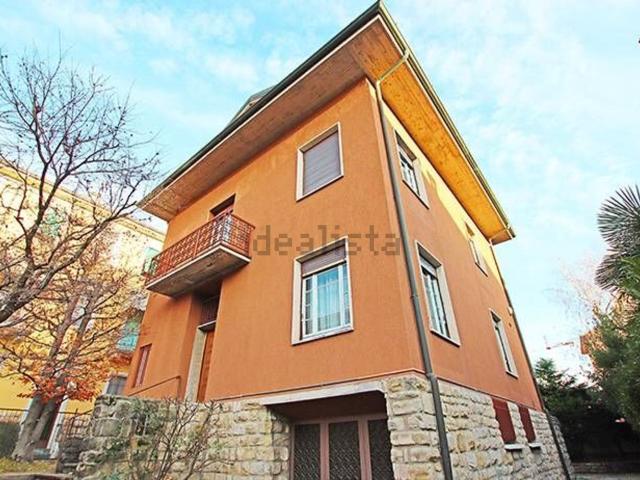 Case e ville in vendita di 370 m² in Via Santa Lucia