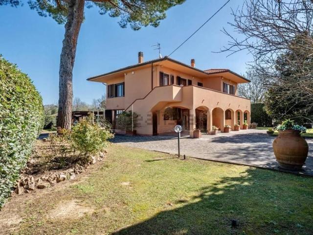 Case e ville in vendita di 370 m² in Via Siberia, 6