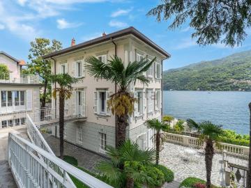 Case e ville in vendita di 370 m² in Via Regina