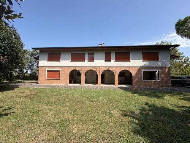 Case e ville in vendita di 370 m² in Via Rugoletto, 10