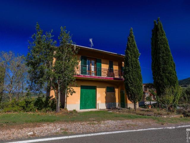 Case e ville in vendita di 370 m² in Via Val di Cornia