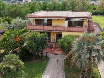 Case e ville in vendita di 370 m² in Via Valesana