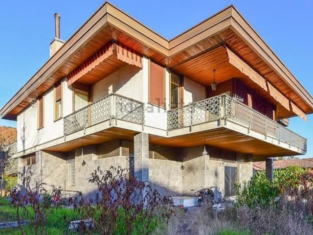 Case e ville in vendita di 370 m² in Via Villa Giovio