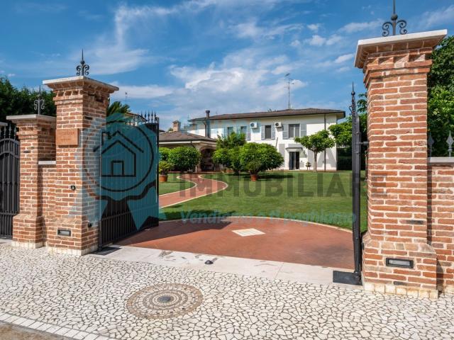 Case e ville in vendita di 370 m² in Via Zanetta, 13