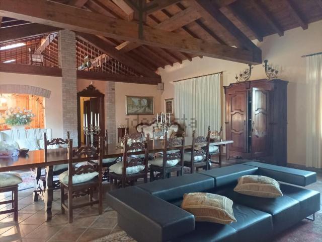 Case e ville in vendita di 370 m² in Viale dei Rivi, 1