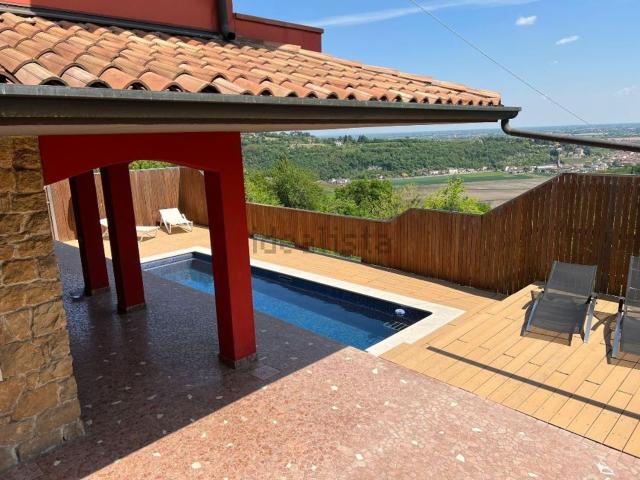 Case e ville in vendita di 370 m² in Viale Dieci Giugno