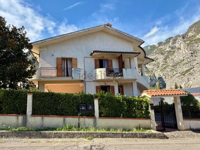 Case e ville in vendita di 370 m² in Viale Maiella