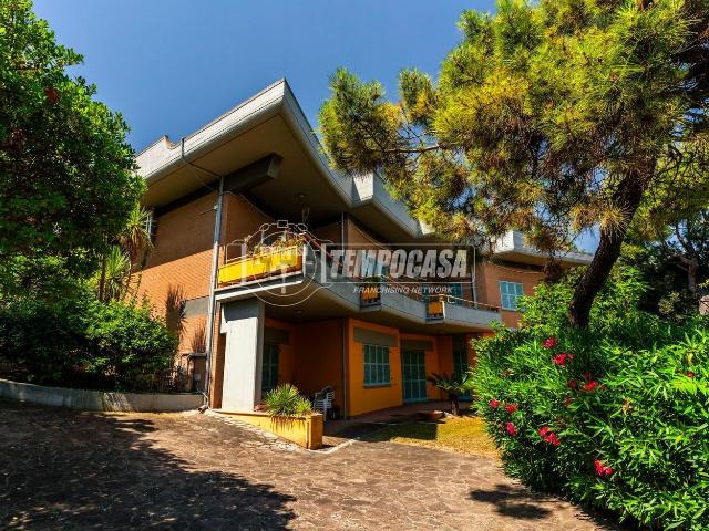 Case e ville in vendita di 370 m² in Strada Provinciale Civitanova Marche Fontespina