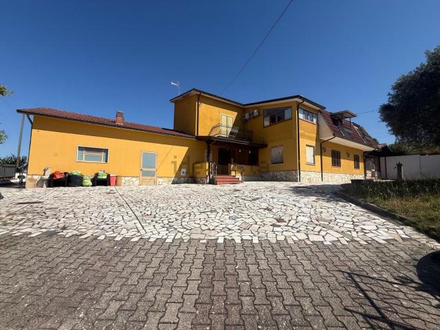Case e ville in vendita di 370 m² in Contrada SAGLIETA