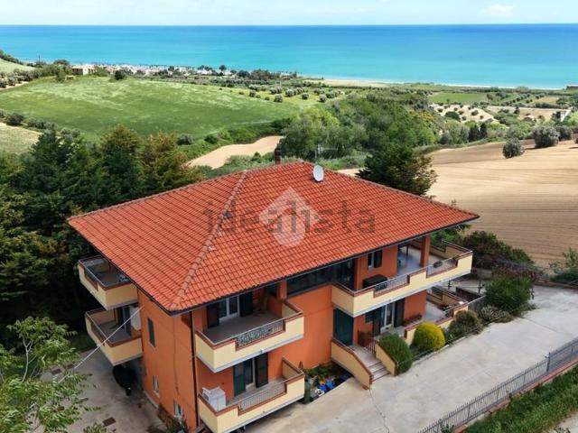 Case e ville in vendita di 370 m² in Località Colle Magnone, 14