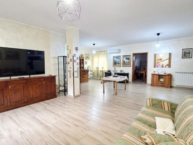 Case e ville in vendita di 370 m² in Strada Ottava
