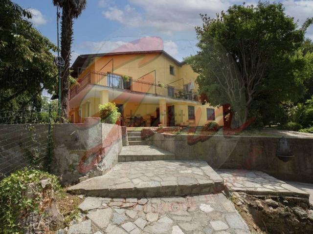 Case e ville in vendita di 370 m² in Strada Moncalvo, 22