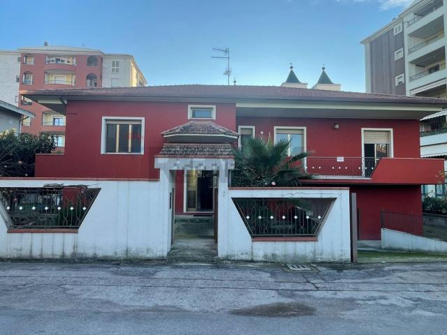 Case e ville in vendita di 371 m² in Via Martiri di Via Fani, 7