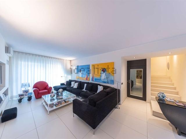 Case e ville in vendita di 371 m² in Via Guglielmo Zucconi, 51