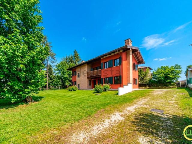 Case e ville in vendita di 371 m² in Via Nazionale
