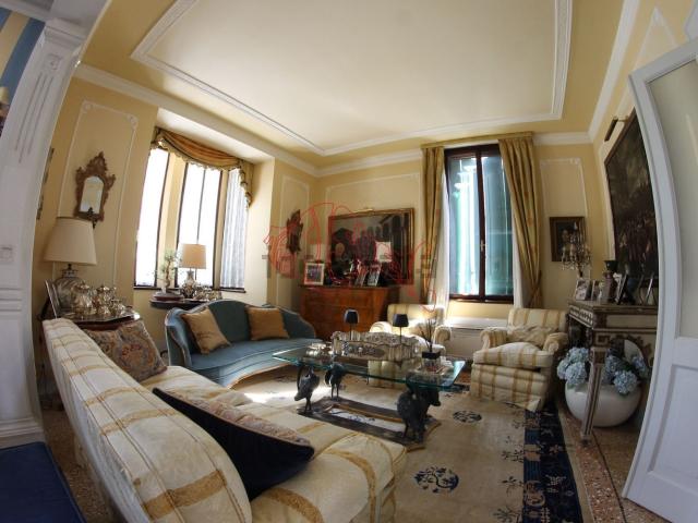 Case e ville in vendita di 372 m² in Via Camillo Benso Conte di Cavour