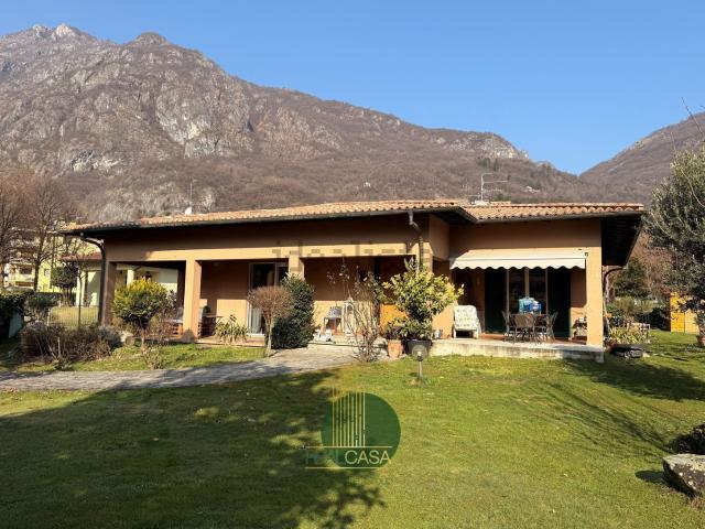 Case e ville in vendita di 372 m² in Via alla Fabbrica, 11