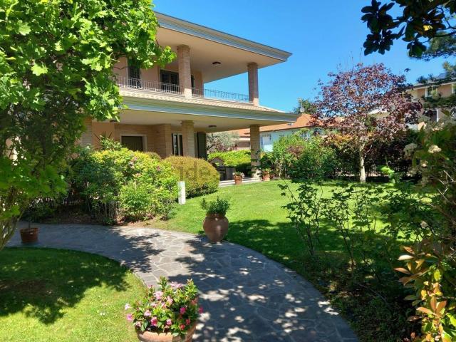 Case e ville in vendita di 372 m² in Via Flaminia