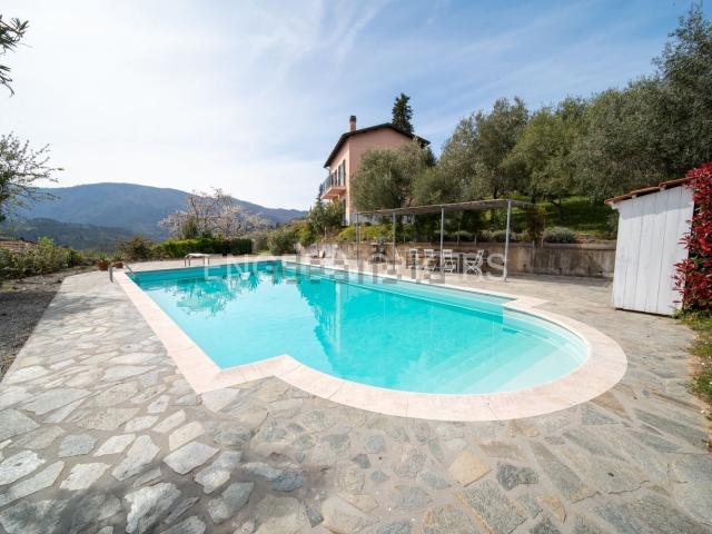 Case e ville in vendita di 372 m² in Via Niccolò Paganini