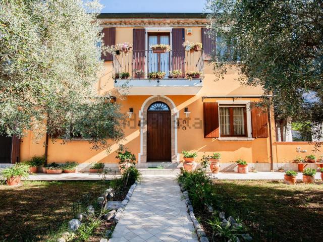 Case e ville in vendita di 374 m² in Via Dogana, 754