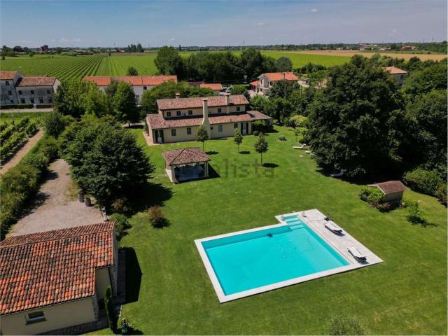 Case e ville in vendita di 374 m² in Via Croce