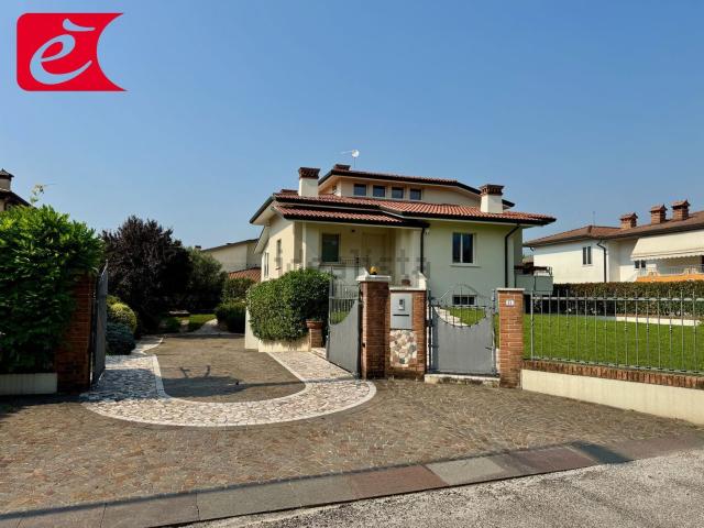 Case e ville in vendita di 374 m² in Via Adige, 11