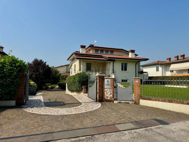 Case e ville in vendita di 374 m² in Via Adige, 11