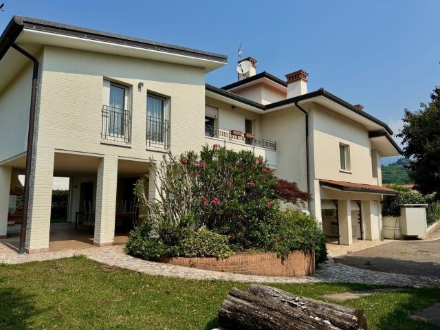 Case e ville in vendita di 374 m² in Via Adige, 38