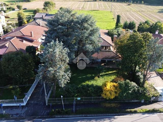 Case e ville in vendita di 374 m² in Via Brenta, 55