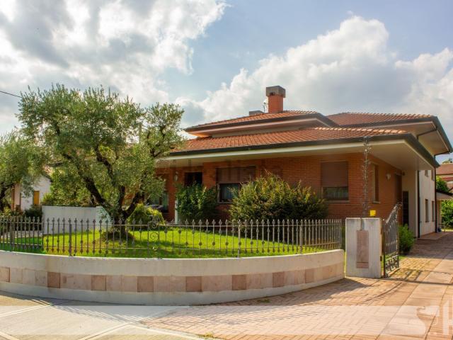 Case e ville in vendita di 374 m² in Via Giovanni Paolo I&apos , 12