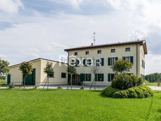 Case e ville in vendita di 374 m² in Via dei Cavi, 10