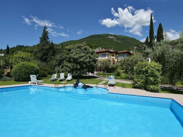 Case e ville in vendita di 374 m² in Via delle Arche, 2