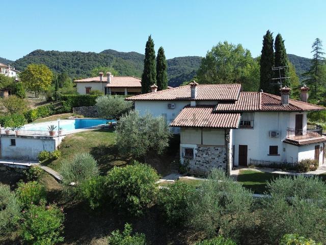 Case e ville in vendita di 374 m² in Via Longon, 48