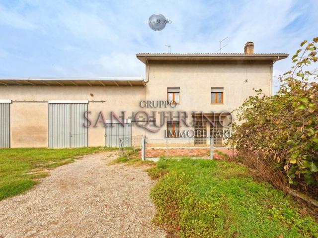 Case e ville in vendita di 374 m² in Via Picenardi, 13