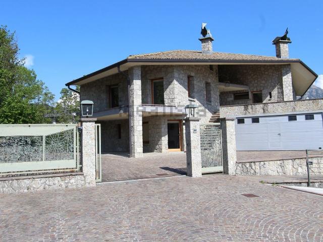 Case e ville in vendita di 374 m² in Via Zenier