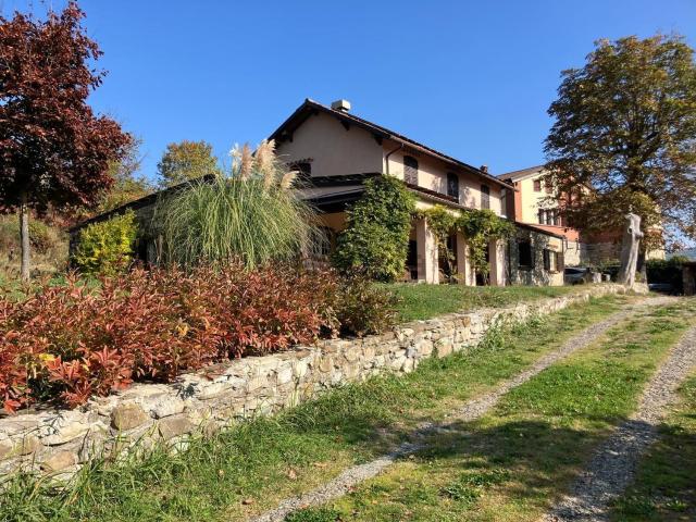 Case e ville in vendita di 374 m² in Frazione dei Rossi, 53